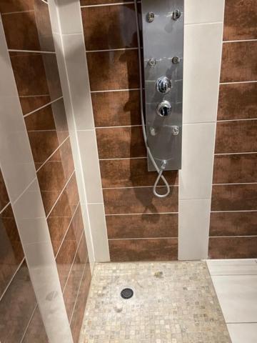 Studio Privee Vesoul -Wifi,Tv,Clim,Parking Gratuit ภายนอก รูปภาพ